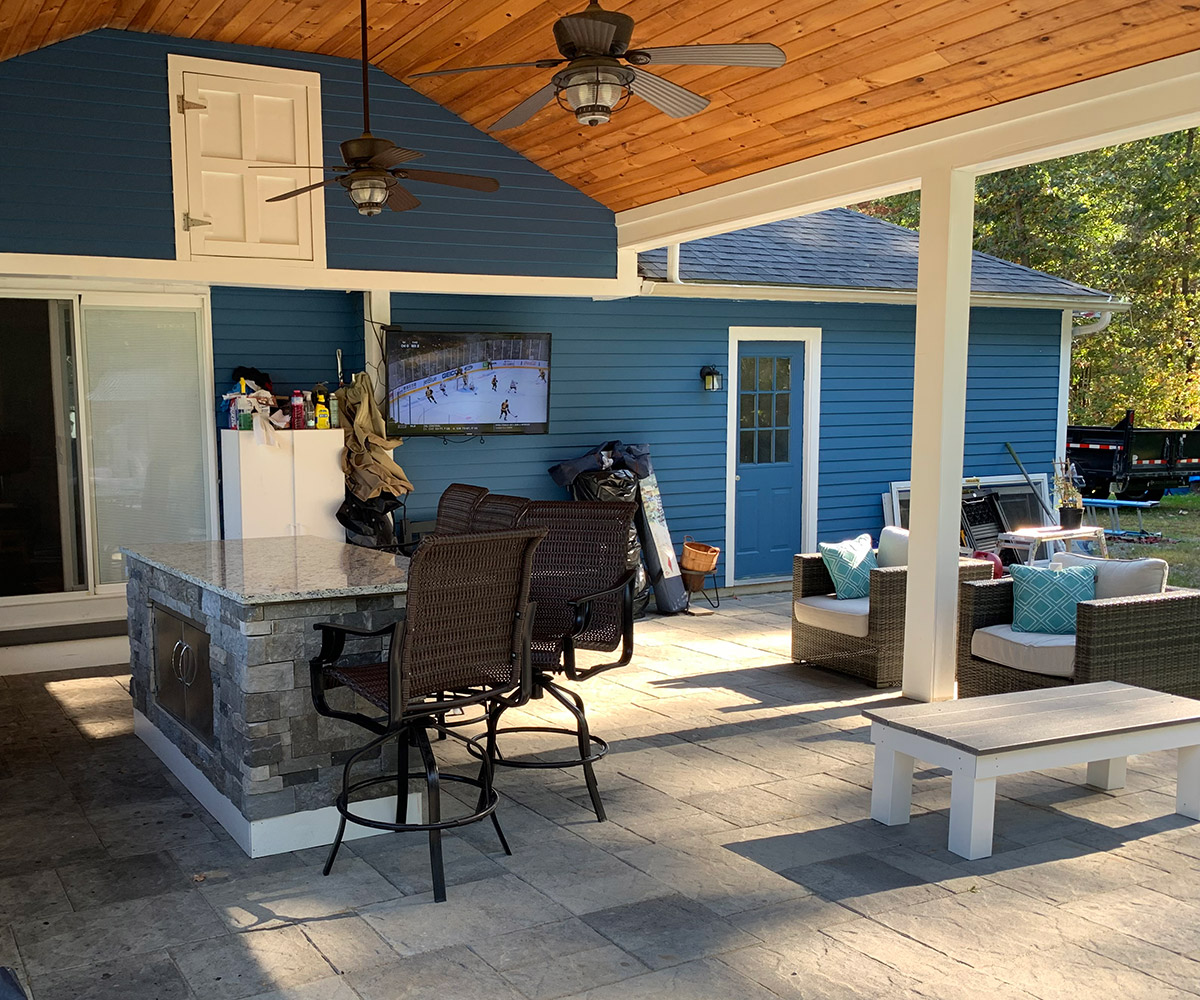 A cozy blue house with a charming patio and a well-equipped kitchen.