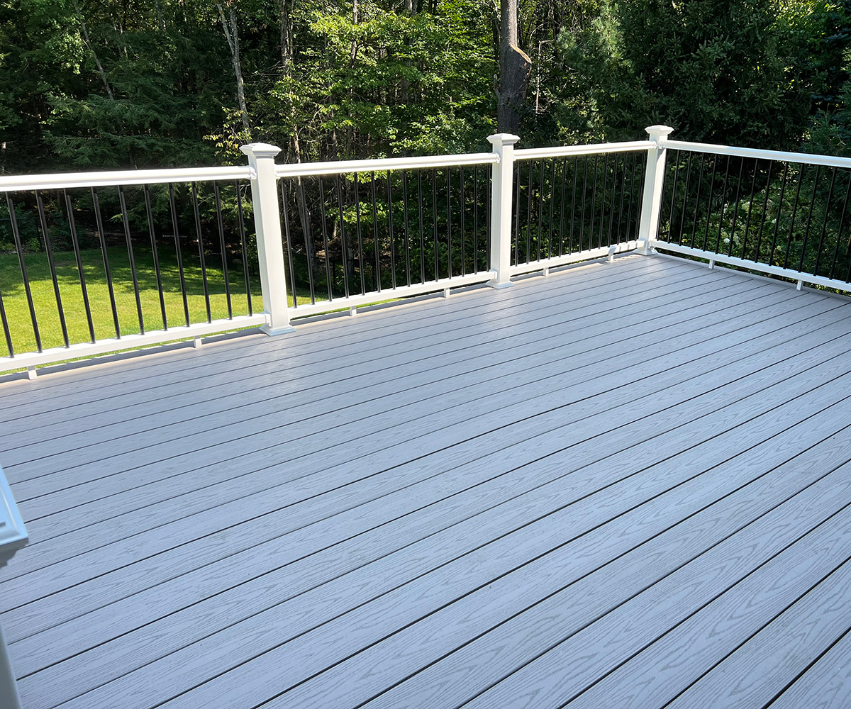 Deck with white railings, providing a bright and elegant touch to the outdoor area.